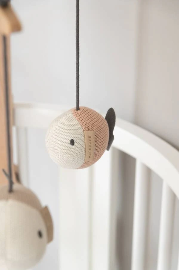 BAMBOOM GIOSTRINA IN LEGNO CON GIOCHI A MAGLIA FISH - immagine 4